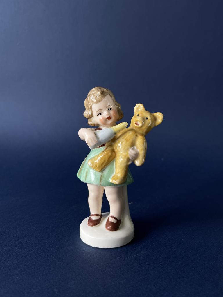 Старинная статуэтка Девочка с мишкой