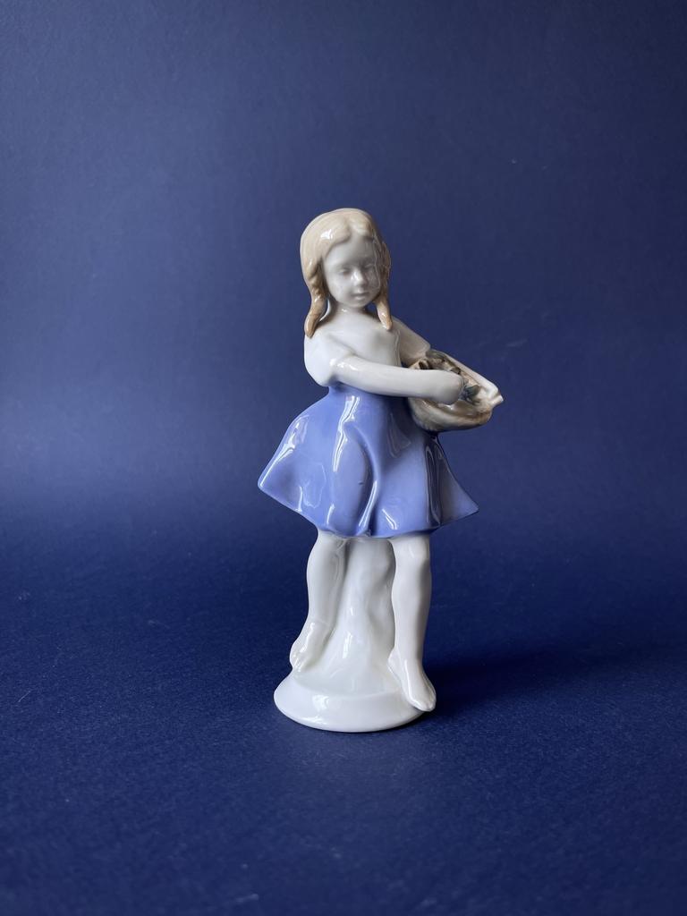 Фарфоровая статуэтка «Девочка с корзинкой», Германия