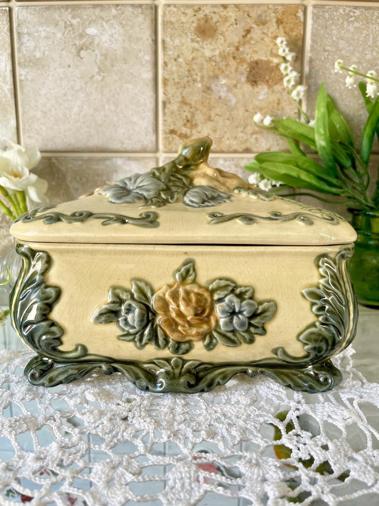 Старинная шкатулка с этикеткой