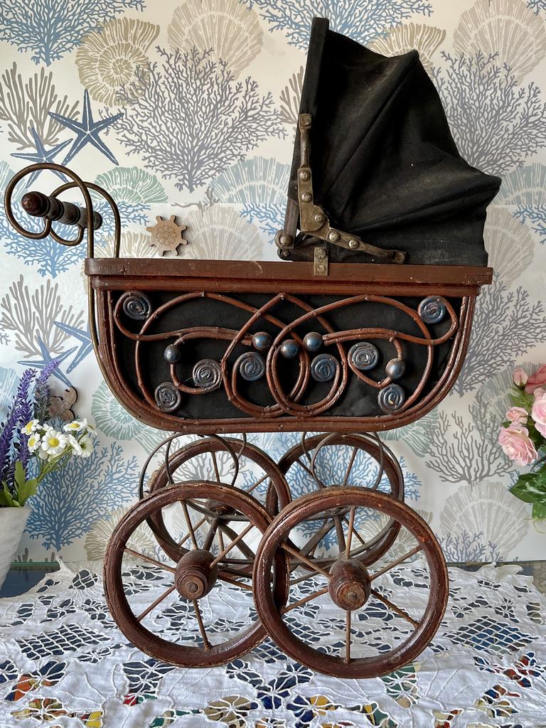 Коляска для антикварных кукол