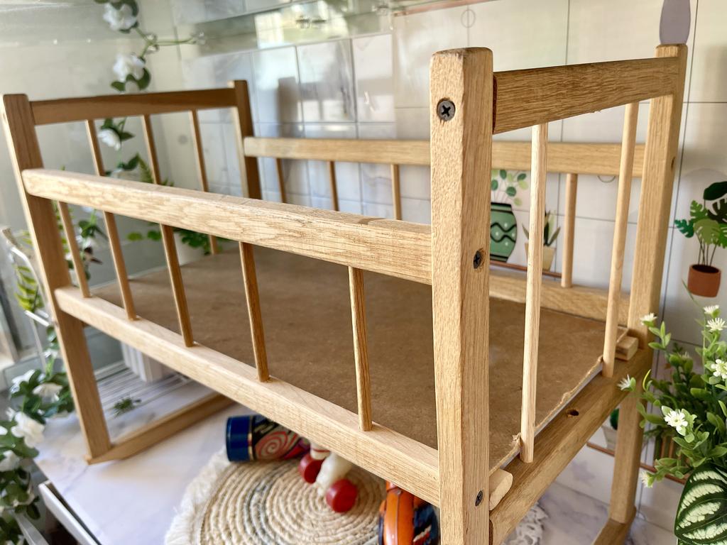 Большая деревянная кровать для куклы