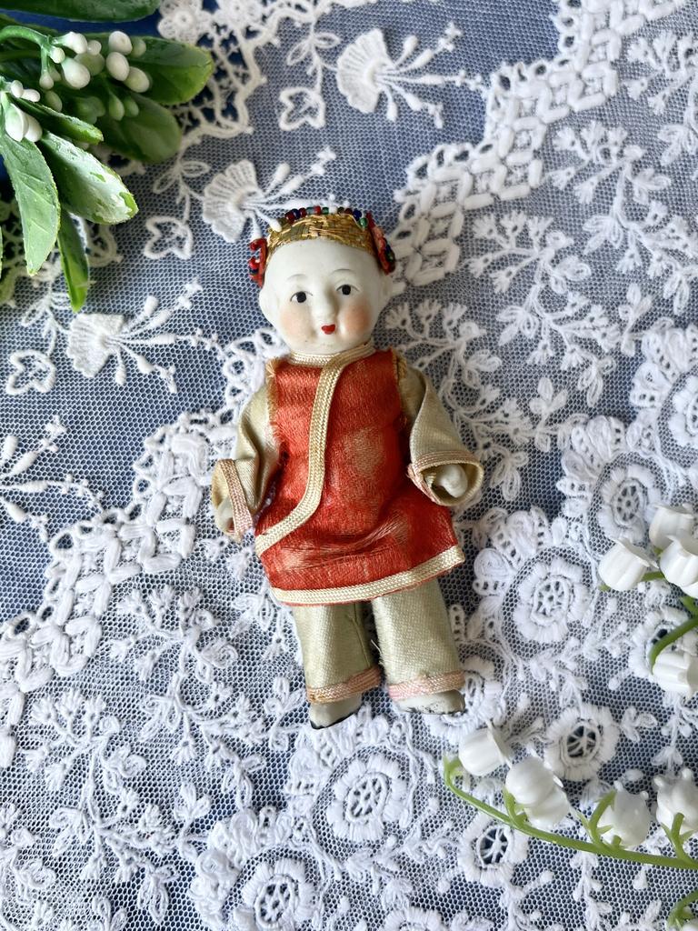 Старинная фарфоровая куколка Япония