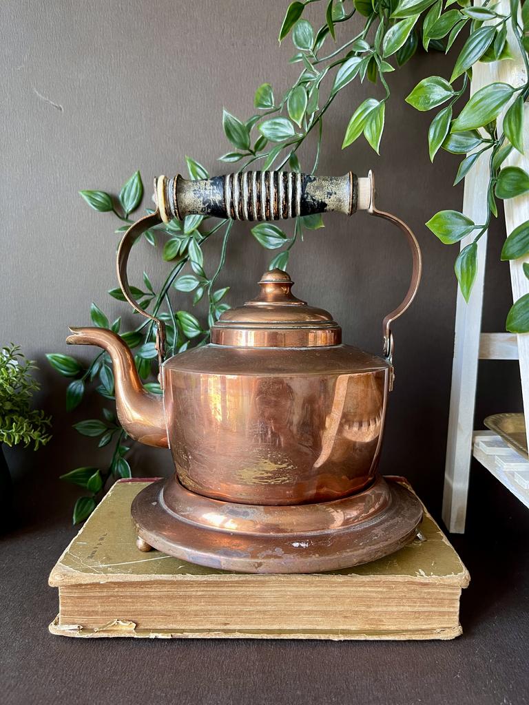 Старинный медный чайник