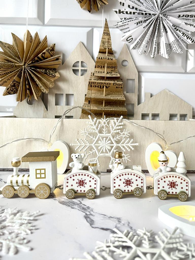 Деревянный паровозик с игрушками