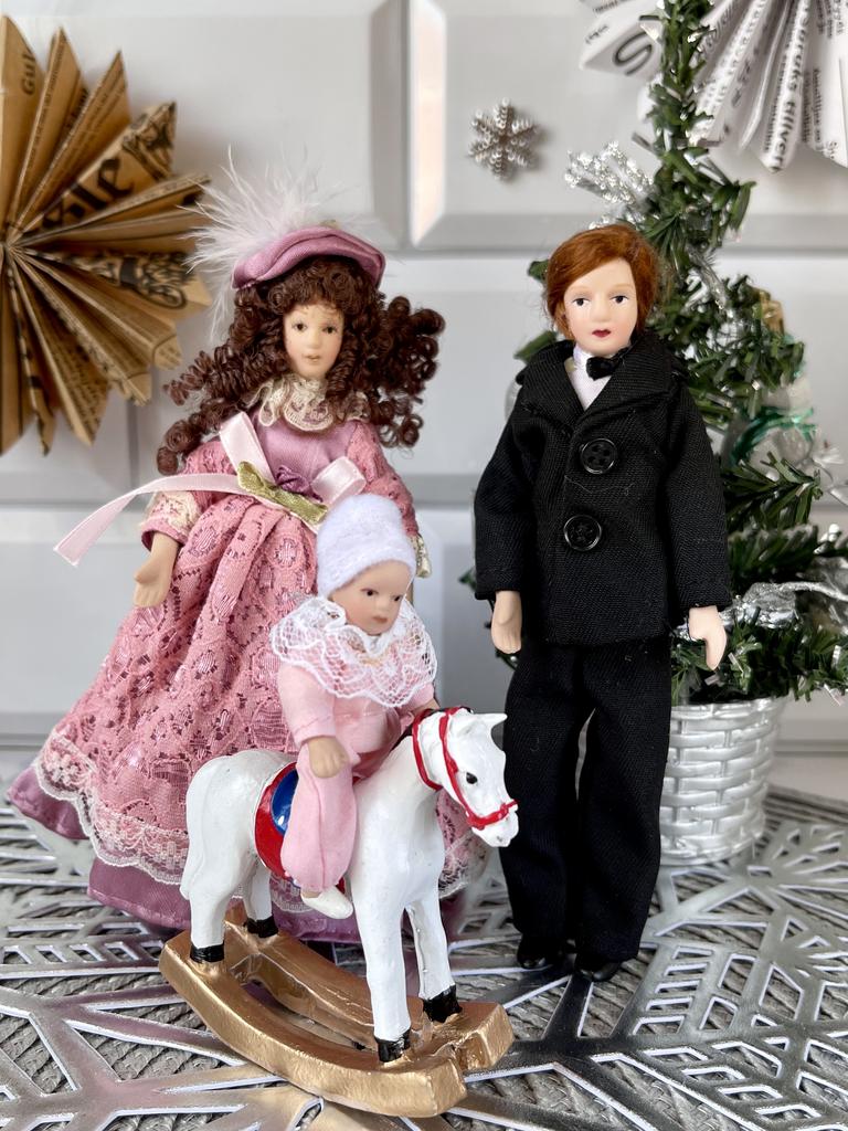 Семья в кукольный дом