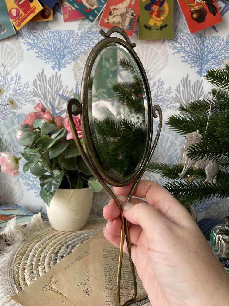 Изящное антикварное зеркало