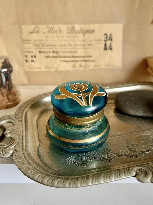 Изящная дамская чернильница; Модерн