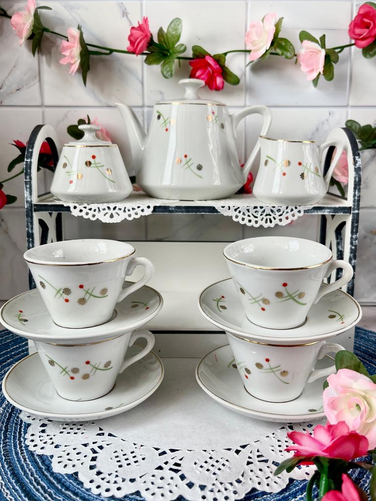 Изящный фарфоровый сервиз чайный