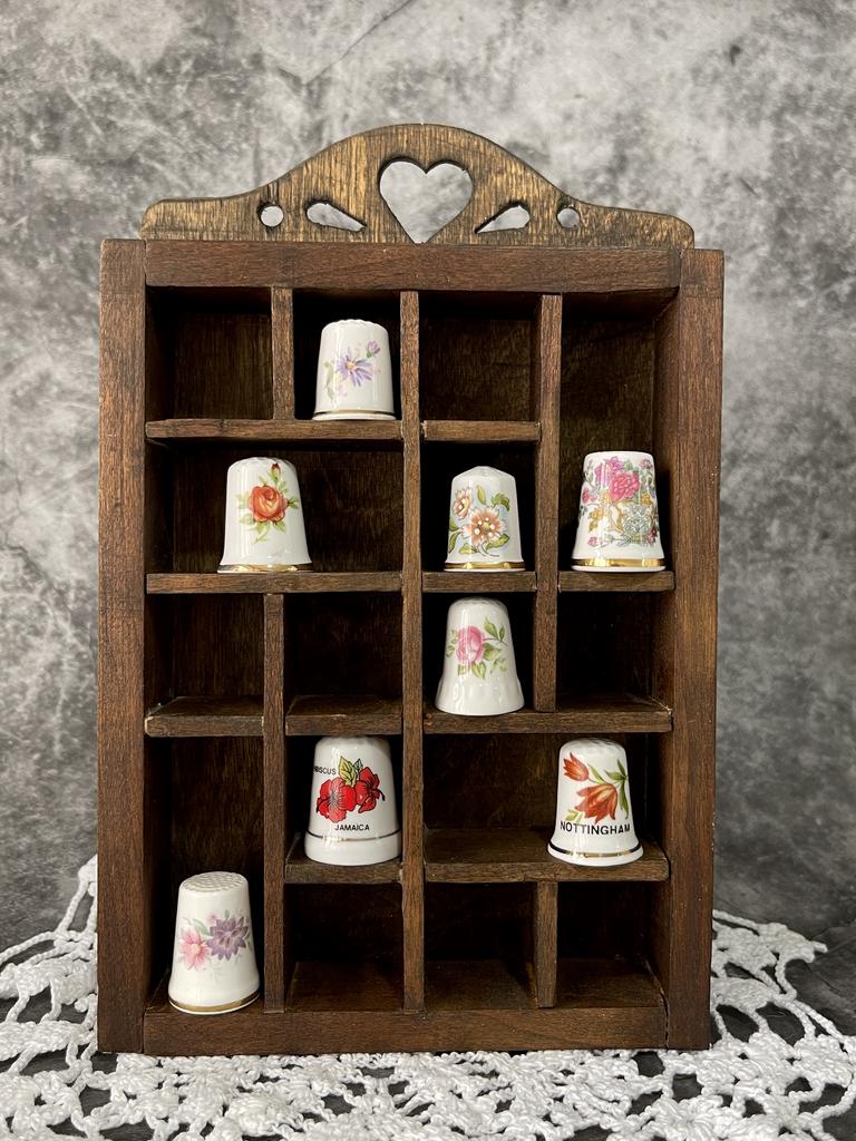 Деревянный  стенд-подставка-витрина