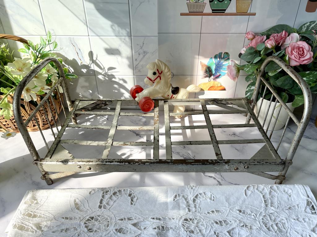 Советская кукольная металлическая кровать