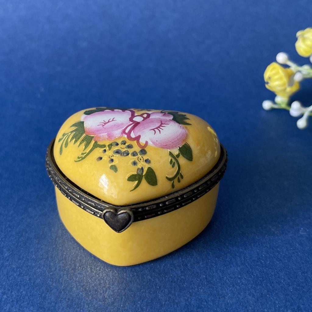 Винтажная фарфоровая шкатулочка с латунной окантовкой