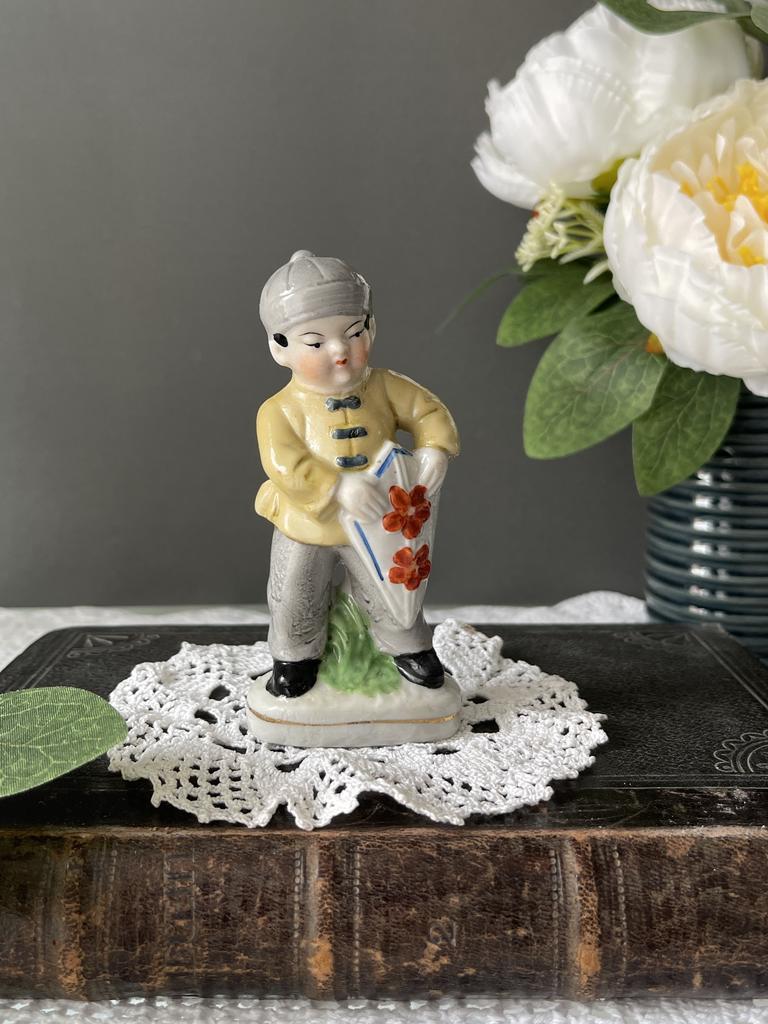 Антикварная фарфоровая статуэтка «Мальчик»