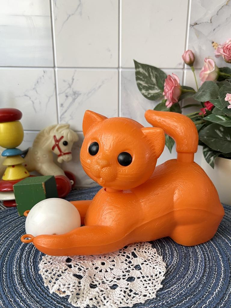 Советская полиэтиленовая игрушка-каталка «Котенок с мячиком»