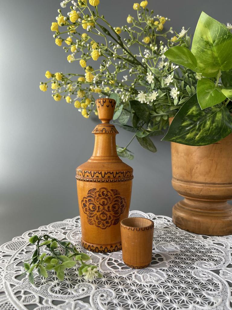 1970-е г.  С этикеткой. Деревянный миниатюрный графинчик