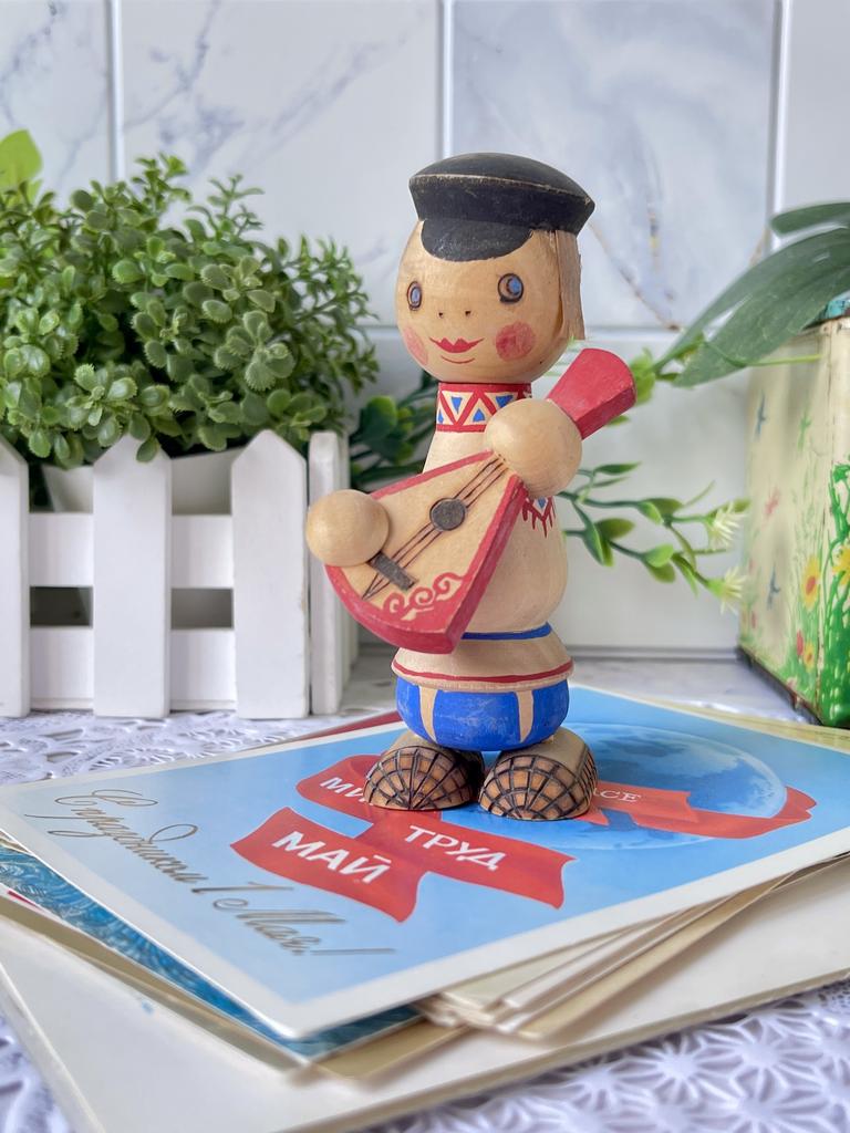 Парень с балалайкой