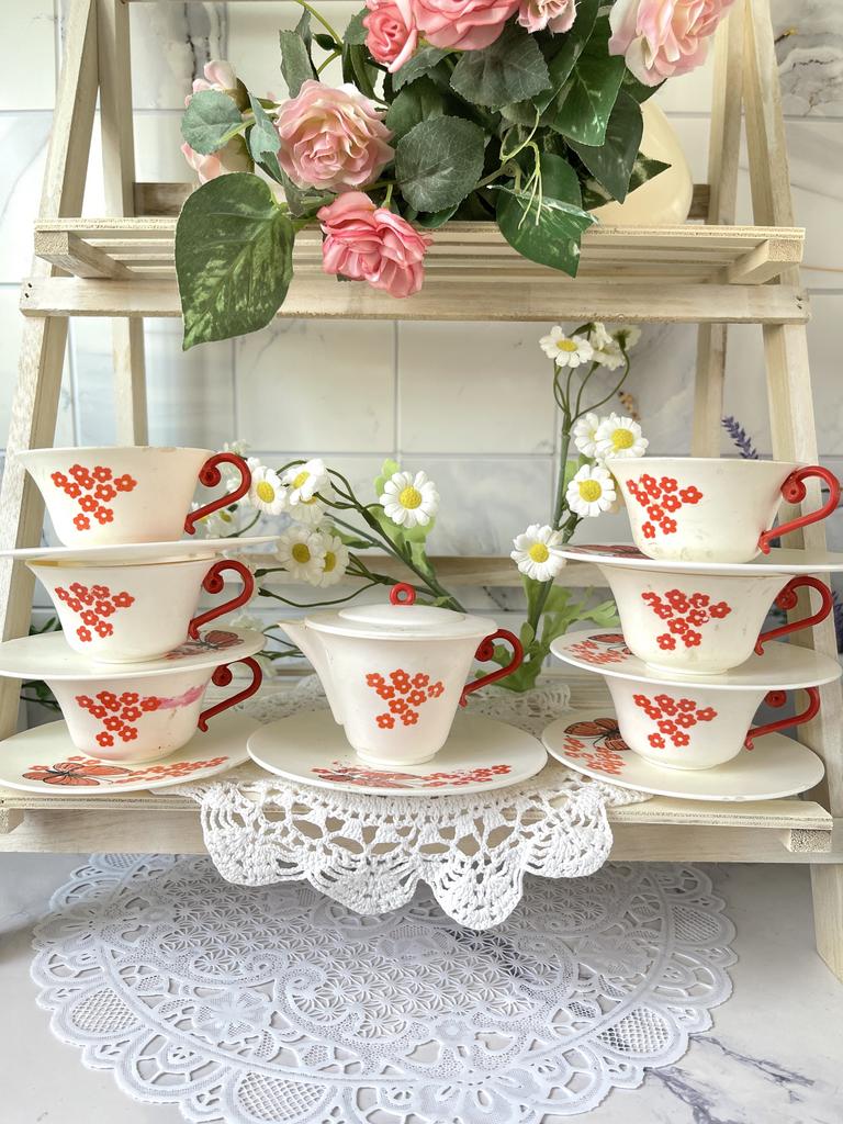 Детский игрушечный пластмассовый сервиз