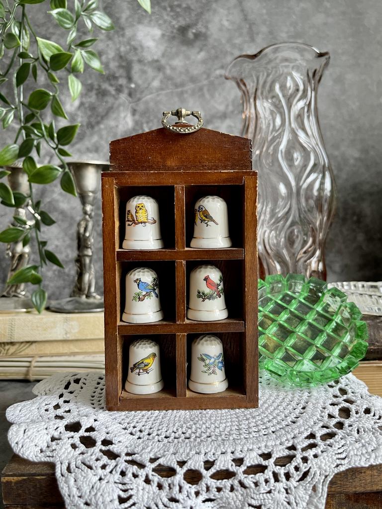 Набор фарфоровых наперстков и деревянная витрина-стенд