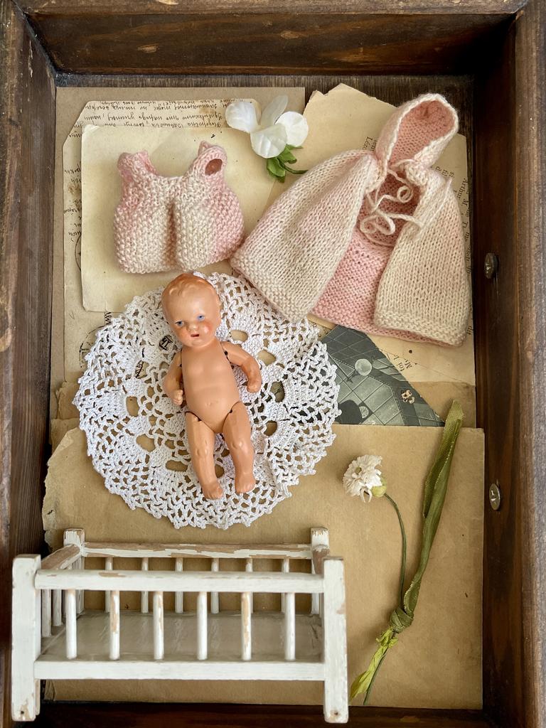 Прелестный малыш Hertwig с одеждой и деревянной кроваткой