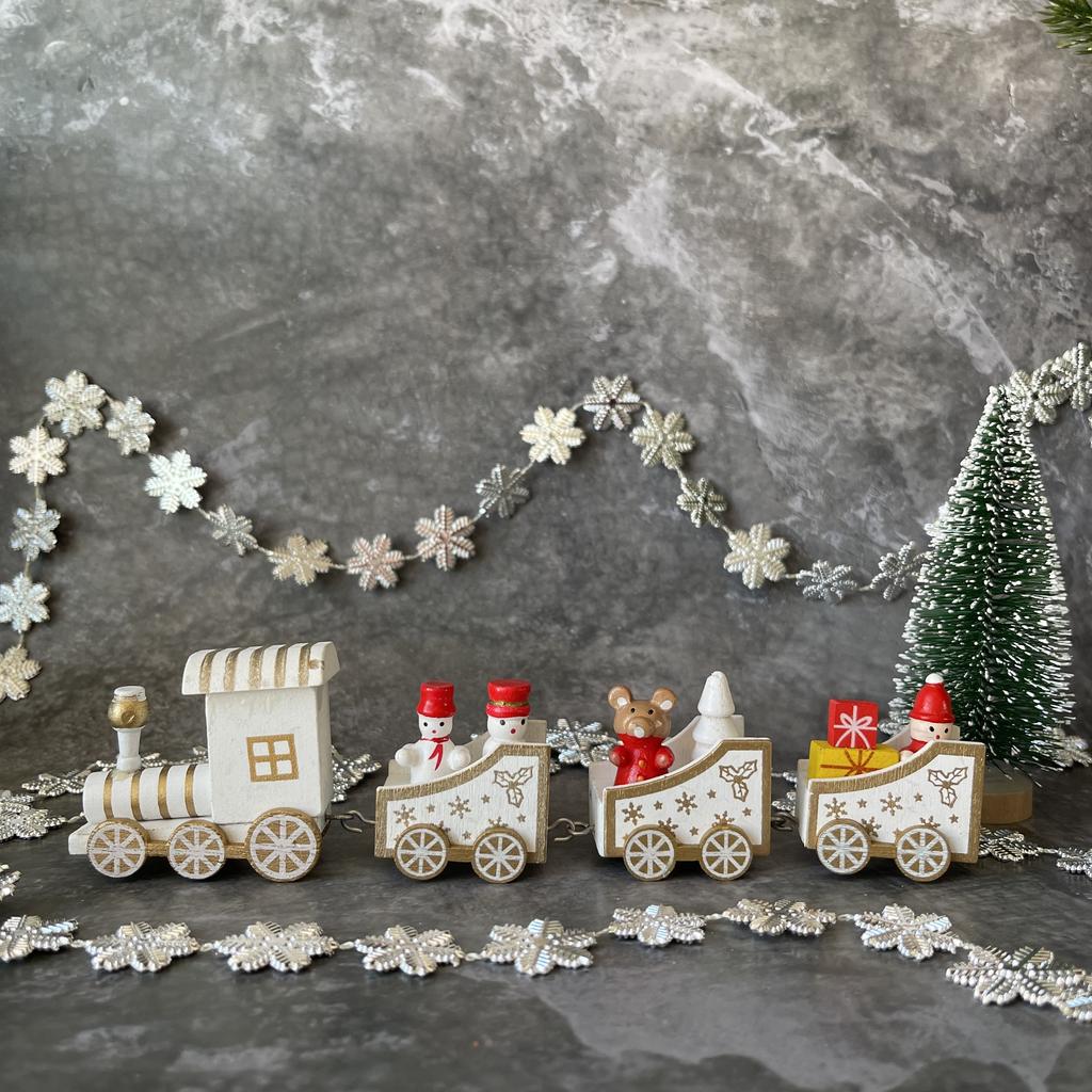 Деревянный паровозик с игрушками; новогодний поезд