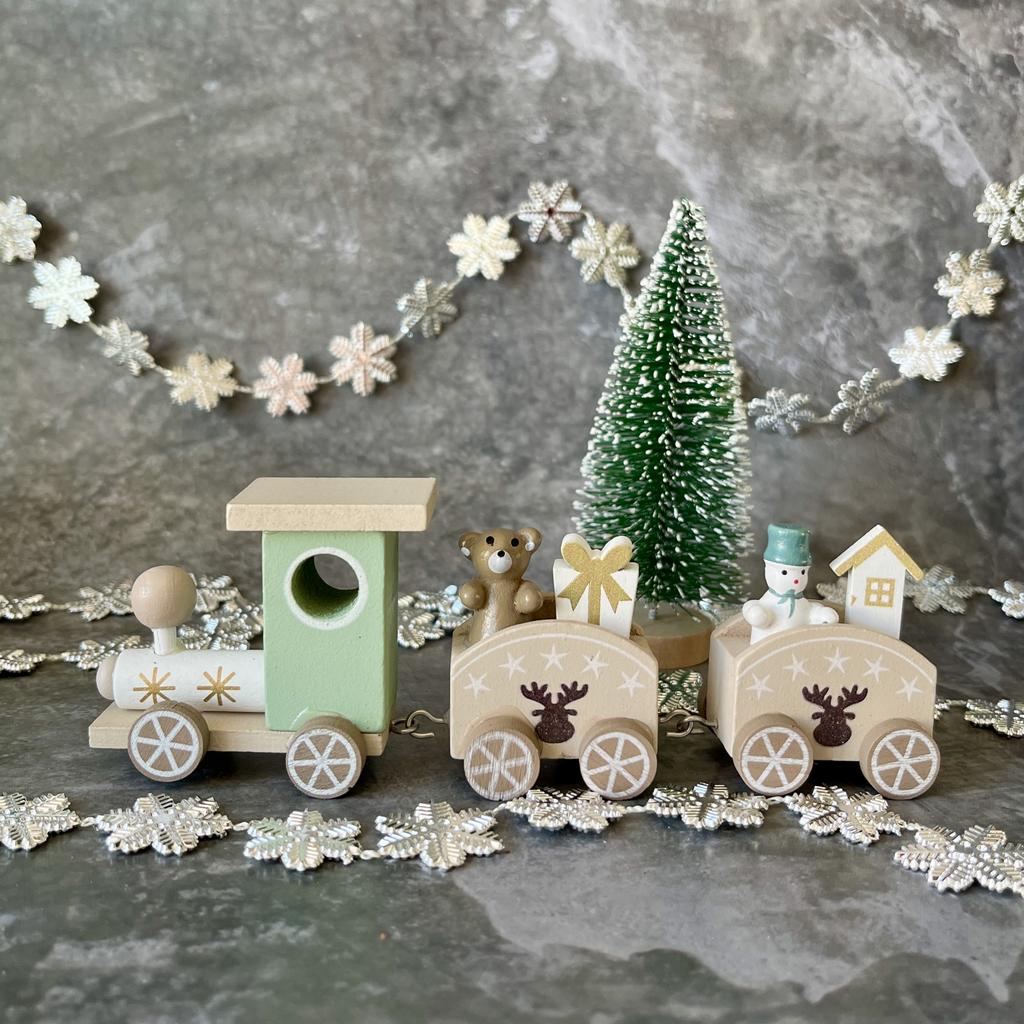 Деревянный паровозик с игрушками; новогодний поезд