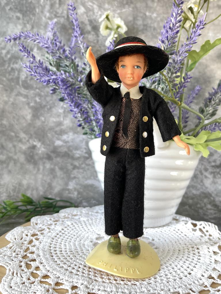 Французская кукла в традиционном костюме, середина XX века