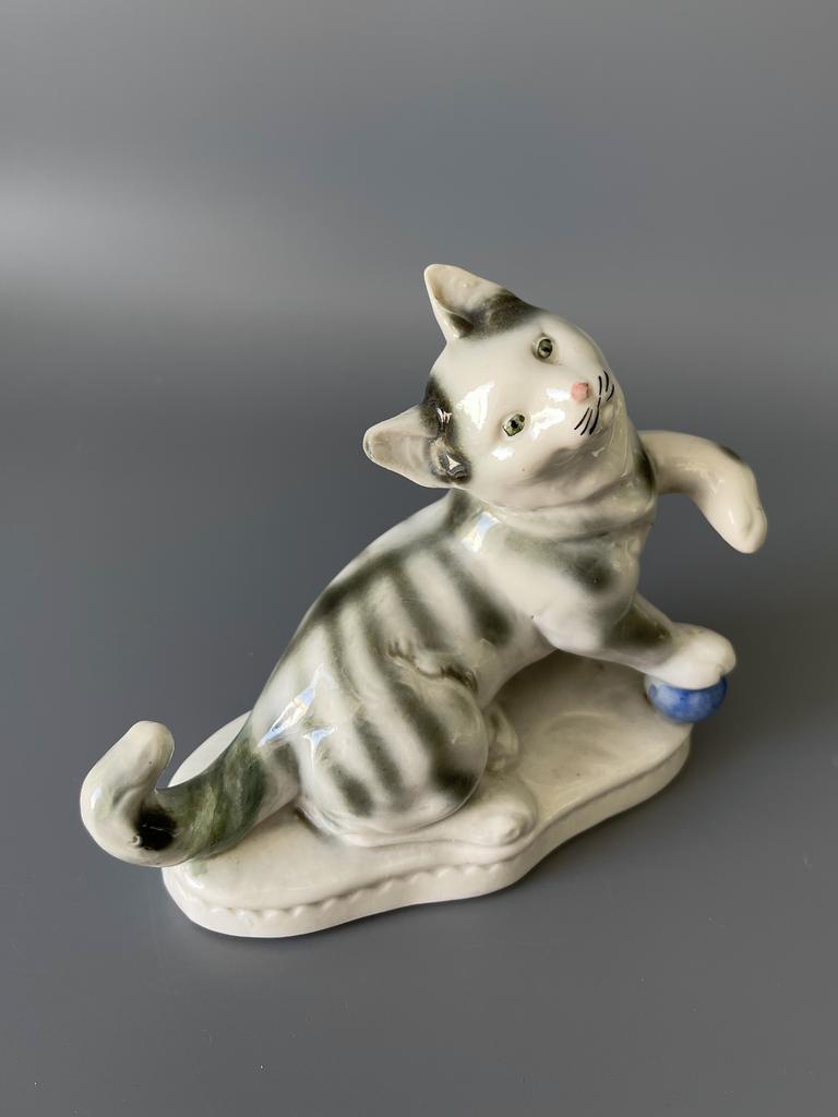Винтажная фарфоровая статуэтка  «Котёнок с мячом»