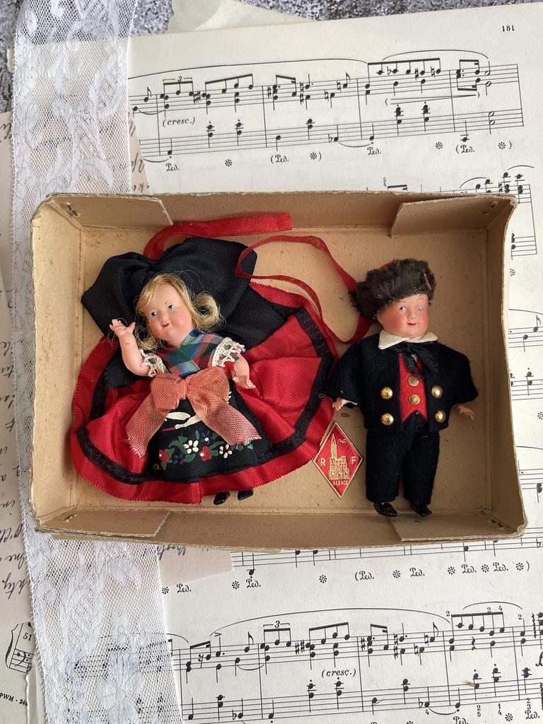 Французская пара в эльзасских костюмах. Petitcollin