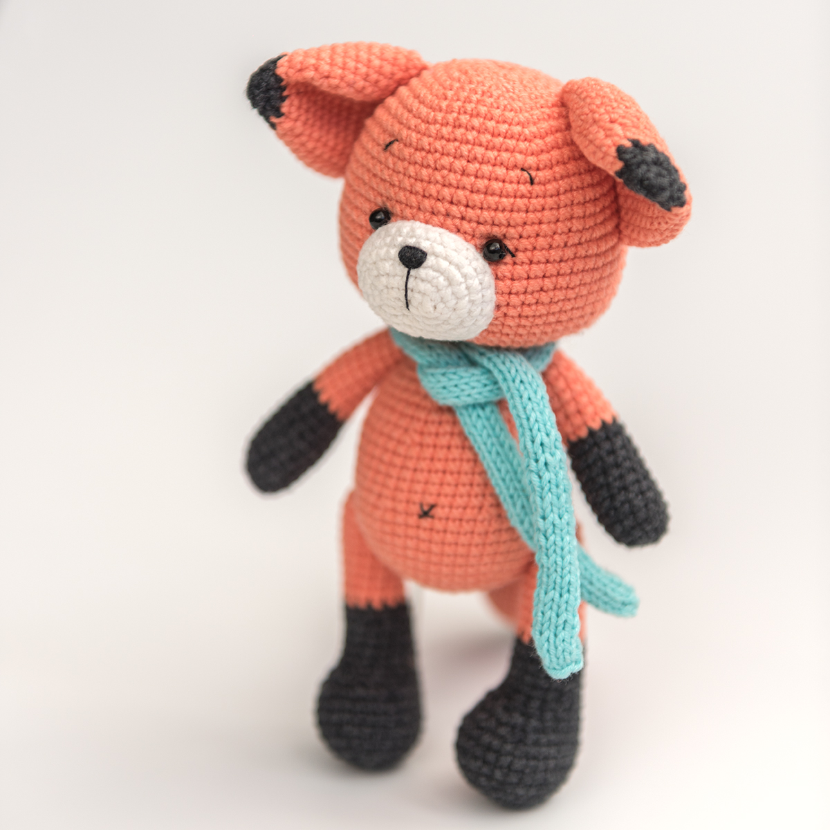 Игрушка-амигуруми Лис в шарфе