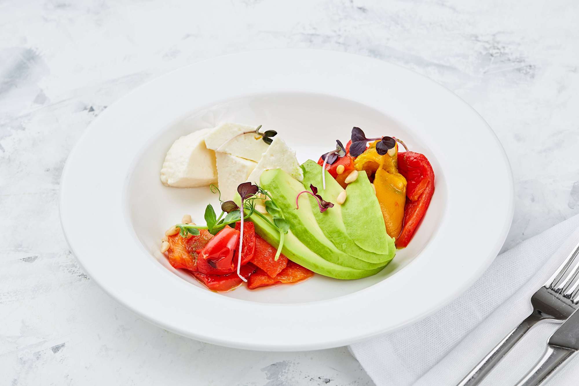 Салат из печеных перцев с авокадо и домашним сыром