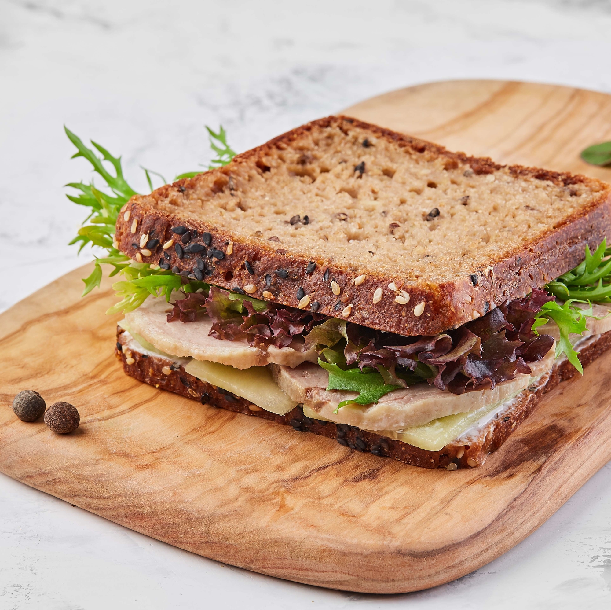 Сэндвич с ветчиной из утки на мультизлаковом тосте