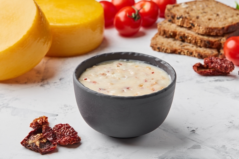 Фондю по-итальянски с греческими томатами из коровьего сыра