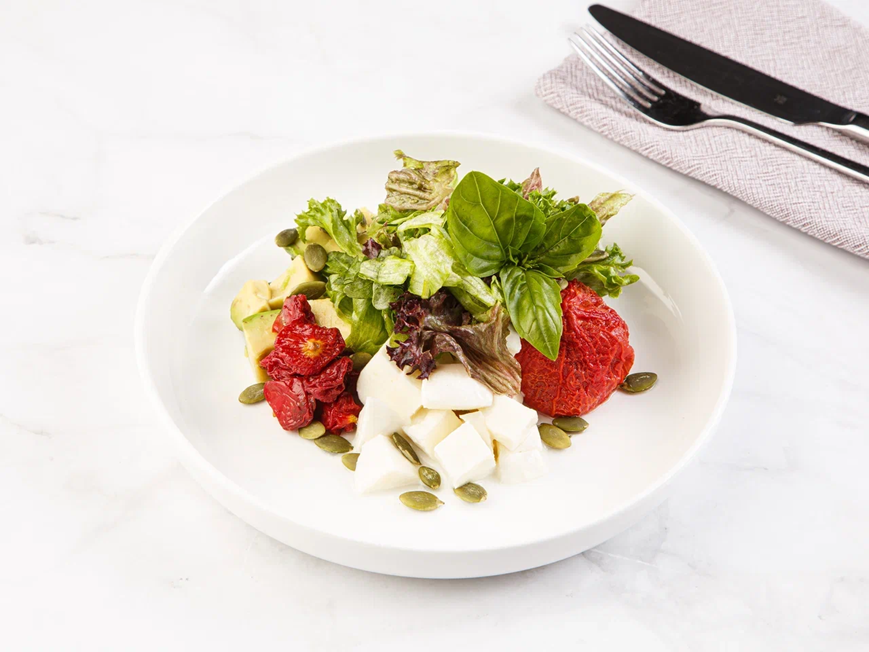 Боул с вяленными томатами, авокадо и моцареллой 145 г