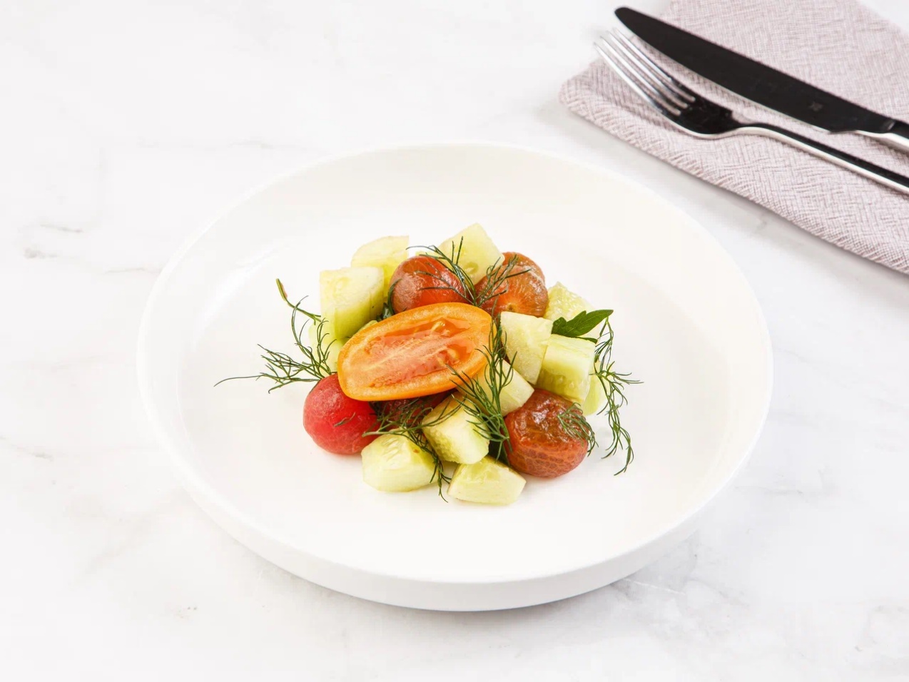 Салат с томатами черри и огурцом 145 г