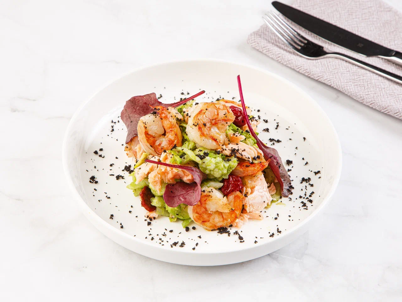 Салат с креветками и лососем 180 г