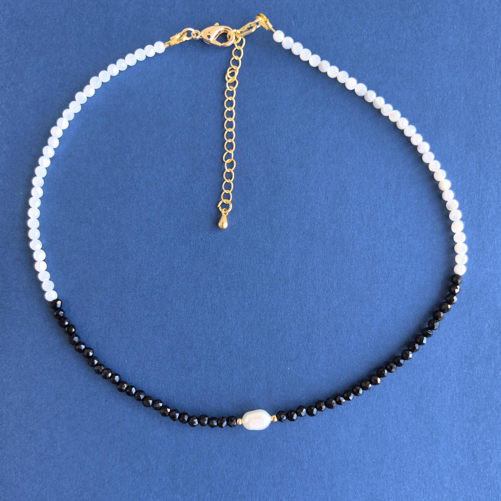 Чокер черно-белый шпинель и перламутр