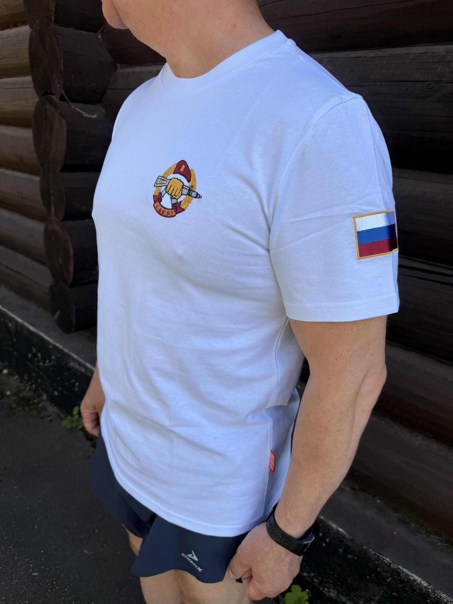 Футболка белая с вышивкой эмблемы Витязя на груди