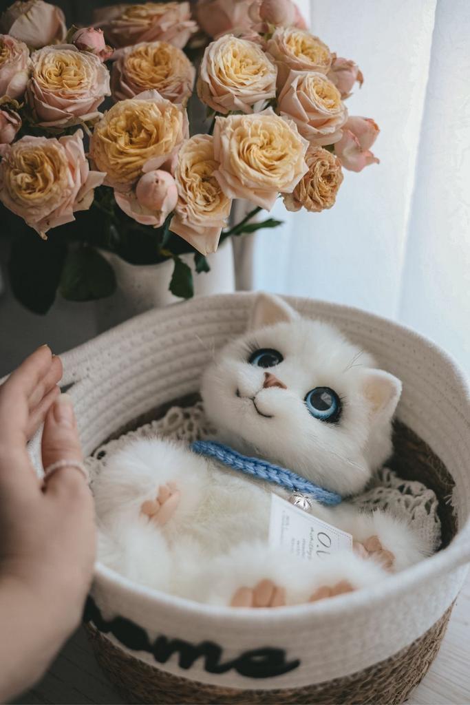 Игрушка ручной работы "Белая кошечка"