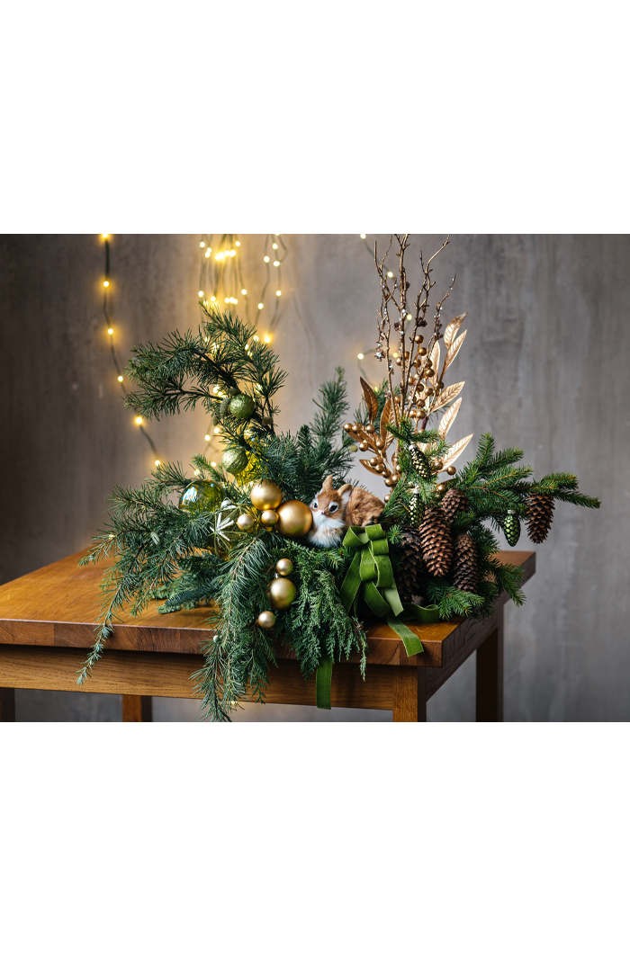 Композиция "Белочка и шишки"