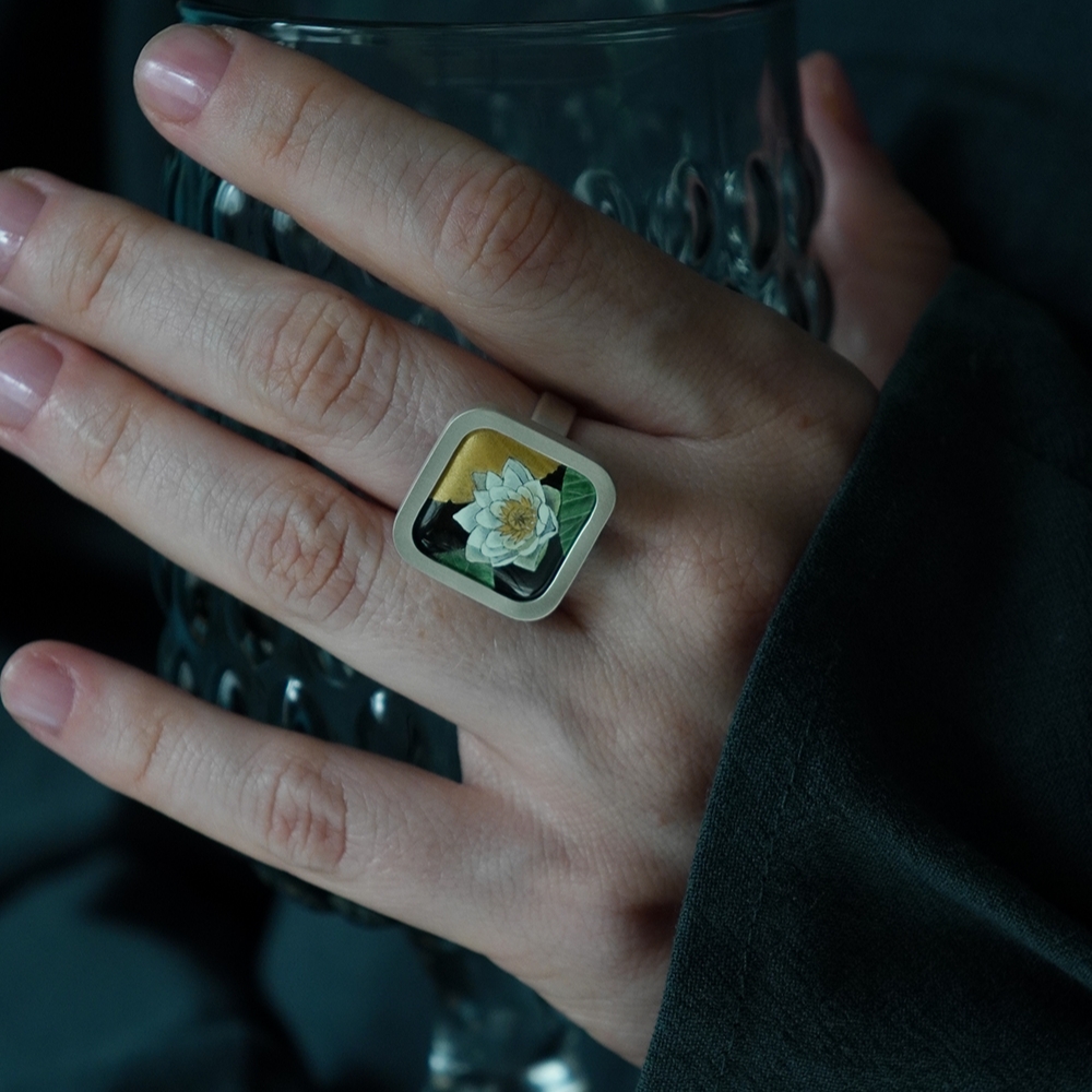 Кольцо с горячей эмплью КУВШИНКА БЕЛАЯ на заказ