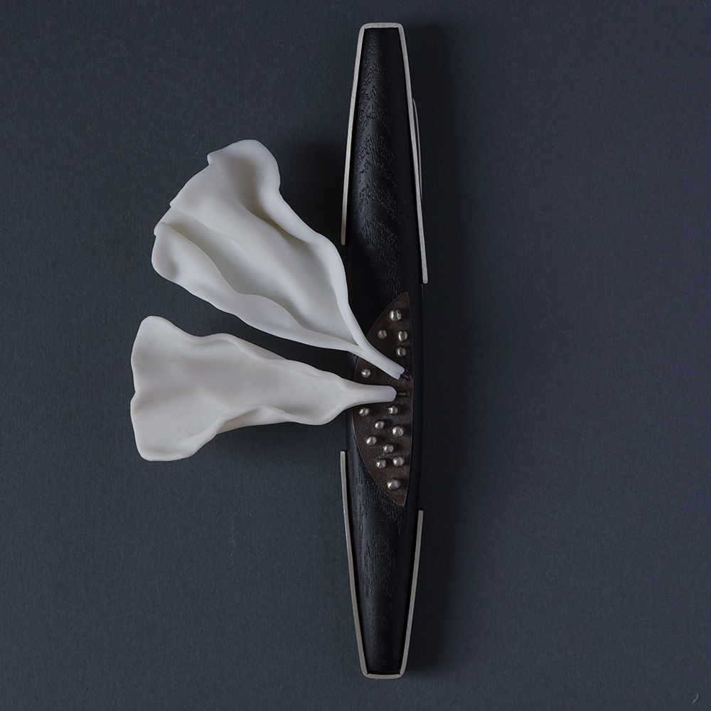 Деревянная брошь №3 с фарфором из серии ПОД ЗАЩИТОЙ