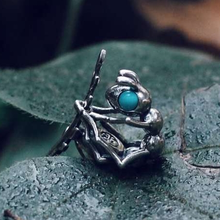 Ant with turquoise eyes