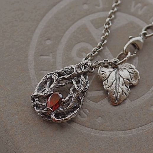 Hazel - pendant with garnet
