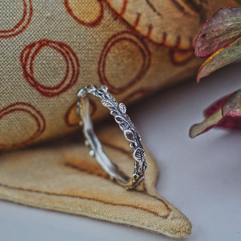 Ring with leaves