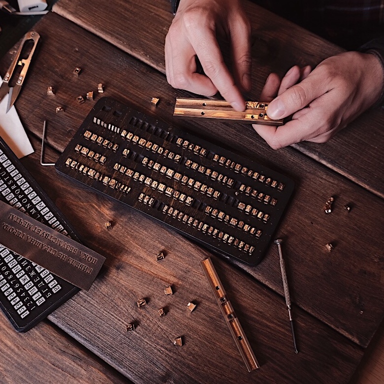 Горячее тиснение инициалов/имени