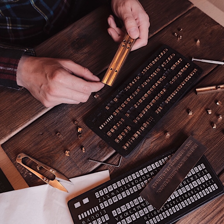 Горячее тиснение надписи или полного имени