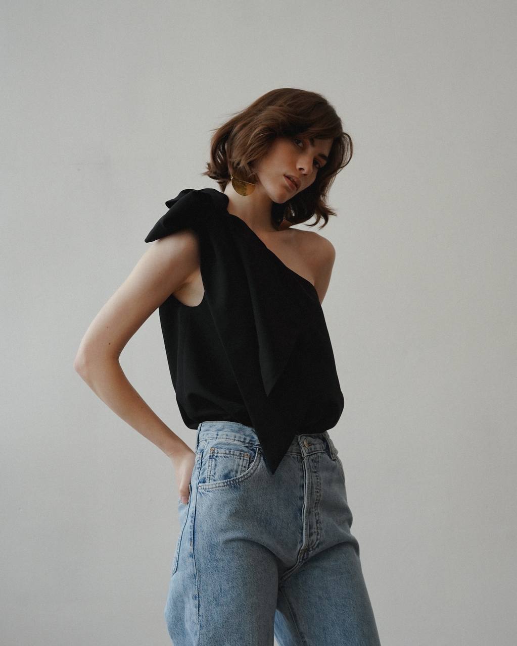 Топ с бантом на одно плечо 'Renée'