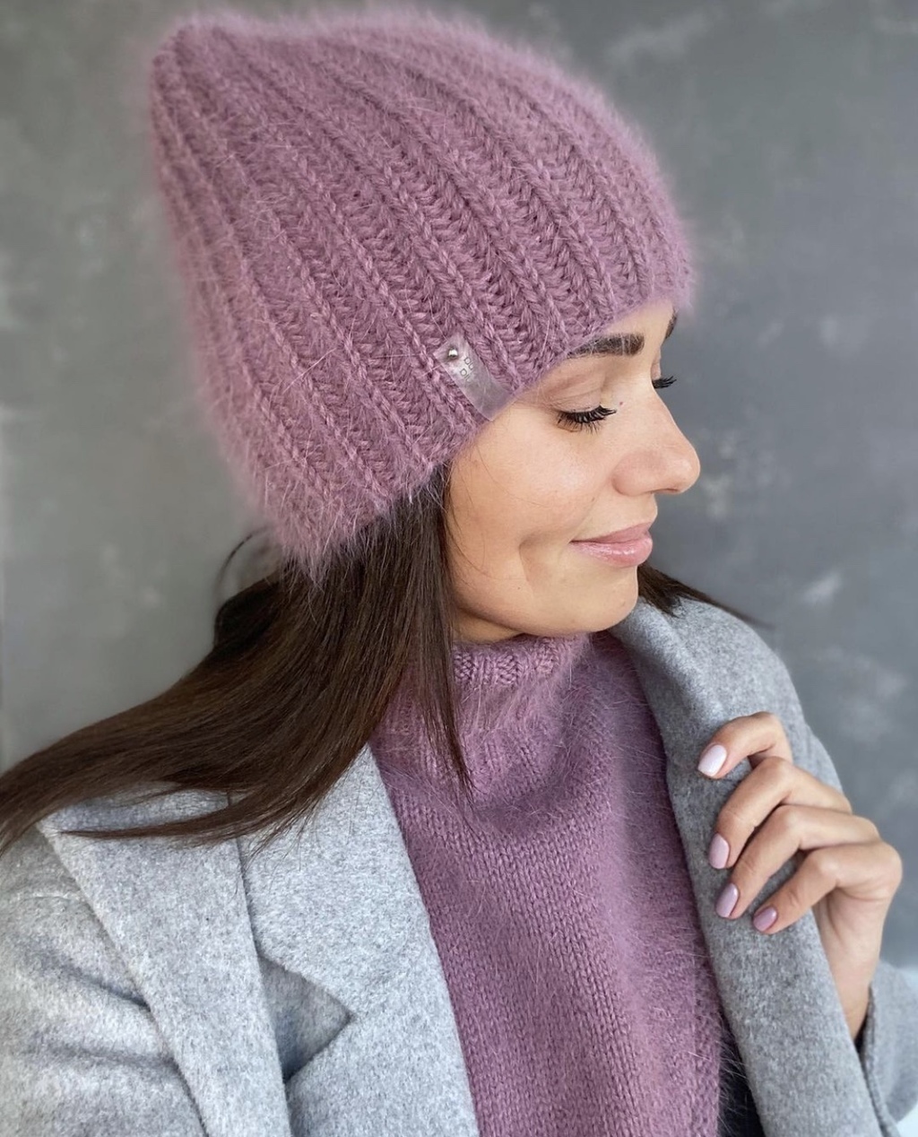 Пушистая шапка + манишка "Уголок"