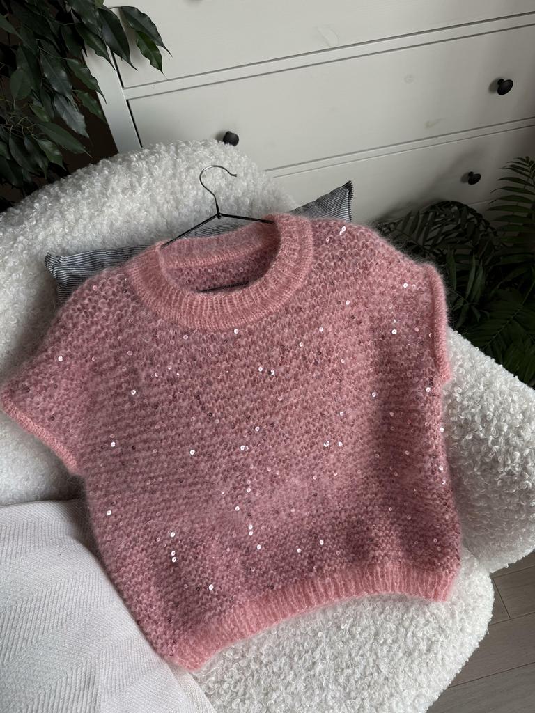 Пушистая безрукавка с пайетками