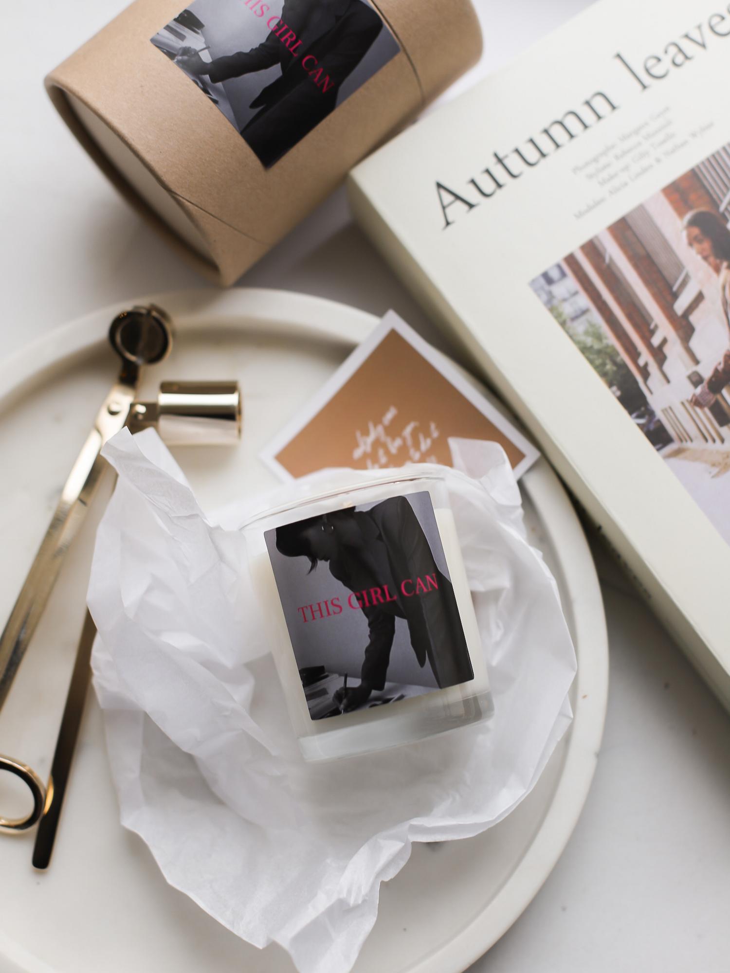 Свеча ЭТА ДЕВУШКА МОЖЕТ из коллекции PHOTO EMOTIONS. Аромат свечи "Слива и Сакура"