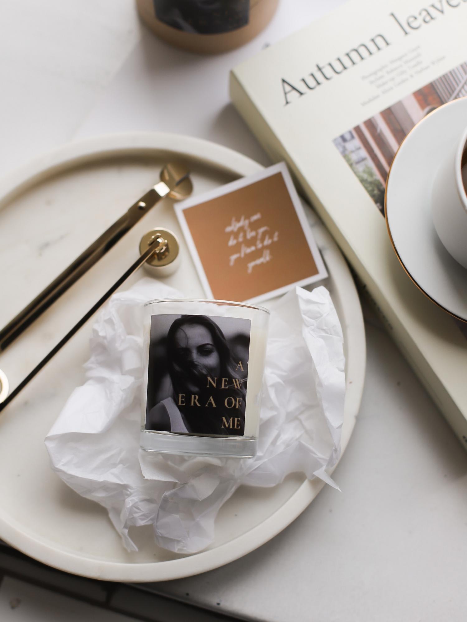 Свеча НОВАЯ ЭРА МЕНЯ из коллекции PHOTO EMOTIONS. Аромат свечи "Груша и Жасмин"​